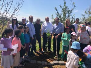 חדשות רחובות - ראש עיריית רחובות שותל עצים בחווה החקלאית - רחובות ניוז