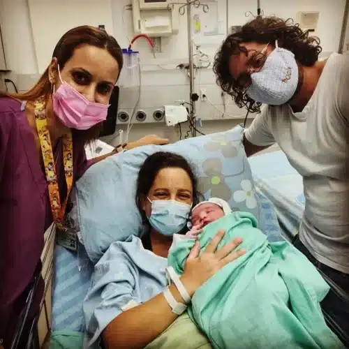 חדשות רחובות - התינוק הראשון שנולד בקפלן לשנת תשפ"ב. שנה טובה. - רחובות ניוז