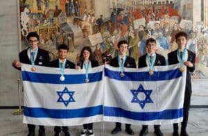 אלופים! תלמידי רחובות חוזרים עם מדליות כסף