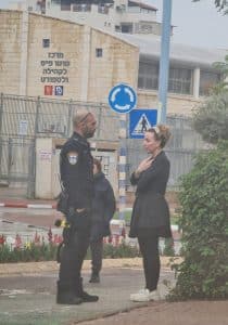 עידית סילמן עם שוטר תחנת רחובות 