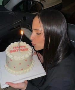 רקפת זהבי עם עוגת יום הולדת שקיבלה בהפתעה