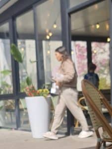 אלין גולן יוצאת מבית הקפה צילום: מנגל