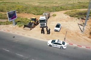 חסימת נהג המשאית על ידי צוותי השיטור