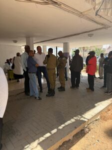 ראש העיר מתן דיל מנחם את משפחת סהלו צילום: רחובות ניוז