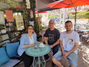 בתמונה מימין: הבן רודי, האב מכאל וקארין ברגינסקי