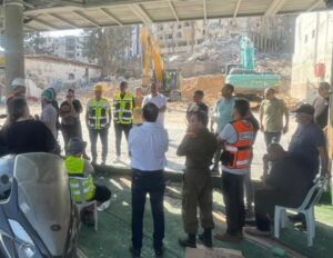 מתן דיל והצוותים בפגישה עם סוחרי השוק צילום: רחובות ניוז