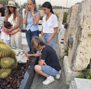 אילנית לוי בקבר אביה, צילום מסך אינסטגרם