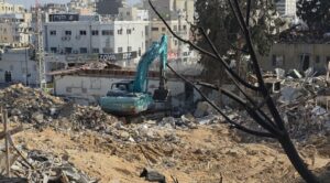 עבודות הפינוי בזירת נפילת הטיל צילום רחובות ניוז