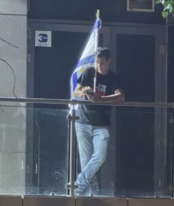 אחד המפגינים מחוץ להרמת הכוסית של הליכוד ברחובות. צילום: רחובות ניוז