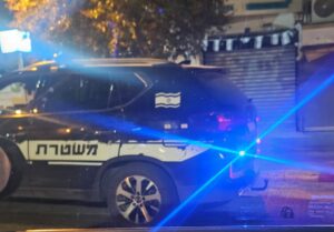 שוטרים בעסק שנפרץ, צילום: רחובות ניוז