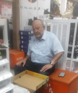 רחמים מלול בחנות יחפים