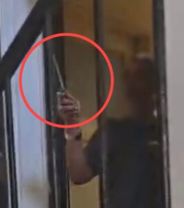 החשוד עם הסכין בפתח ביתו צילום: רחובות ניוז