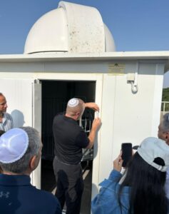 ראש העיר מתן דיל קובע במצפה הכוכבים החדשני
