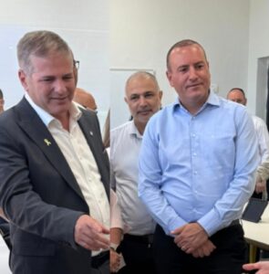 גבי שמעון עם שר החינוך יואב קיש וראש העיר רחובות מתן דיל בחנוכת ביה"ס למחוננים