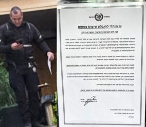 הצו המנהלי והשוטר שהדביק אותו על המסעדה. צילום: רחובות ניוז