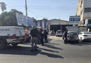 טיפול חבלני המשטרה במטען שאותר במוסך צילום: רחובות ניוז