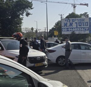 טיפול חבלני המשטרה במטען שאותר במוסך צילום: רחובות ניוז