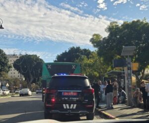 שוטרח תחנת רחובות ליד האוטובוס המעורב צילום רחובות ניוז