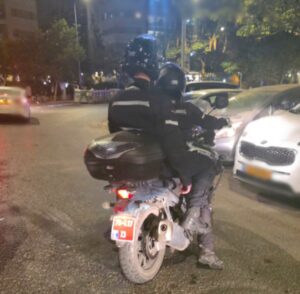צוות הסיור על האופנוע מתחנת משטרת רחובות צילום: רחובות ניוז