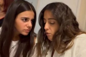 מימין: שירלי לוי ואחותה שירן ז"ל צילום מסך