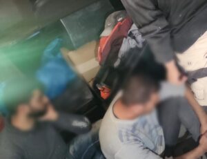 בתמונה - השב"חים שנתפסו בדירה ברחוב דב קליין