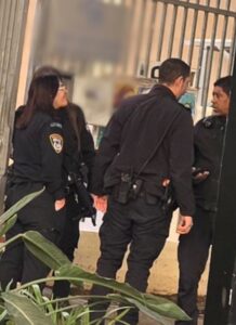 כוחות משטרה מחוץ לגן הילדיםצילום: רחובות ניוז
