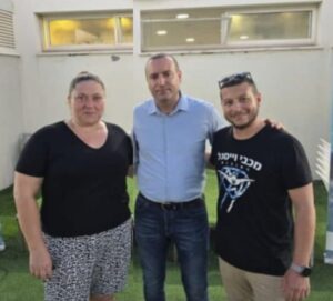 ראש העיר מתן דיל מחזיק תיק הספורט, מנכ"ל מכבי וייסגל פאול ויו"ר העמותה לקידום השחייה ברחובות ילנה שוקר