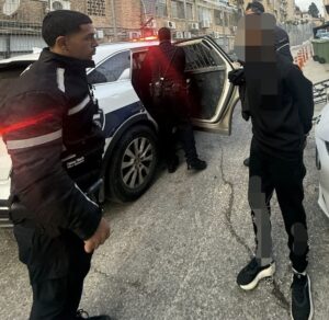 מעצר החשוד ברחוב הרצל צילום: דוברות במשטרה
