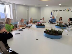 מתוך הדיון שהתקיים הבוקר: אפס סובלנות כלפי העסקת שוהים בלתי חוקיים. צילום: עיריית רחובות