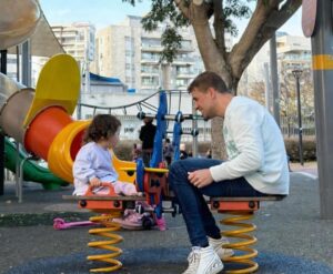 יניב ובתו גיל בגינה הציבורית