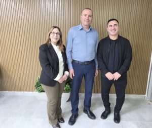 מימין: גולן ביטון מנכ"ל חוויות, ראש העיר מתן דיל ויו"ר דירקטוריון חוויות קארין ברגינסקי. צילום: רחובות ניוז