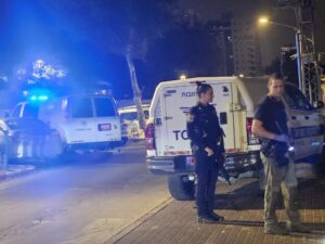 כוחות משטרה בזירת זריקת הרימון צילום: רחובות ניוז