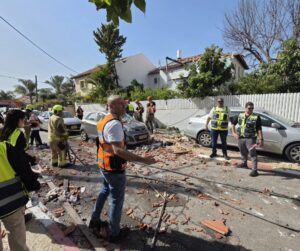 ראש העיר מתם דיל בזירת נפילת הטיל 20.03.2026 צילום: פרטי