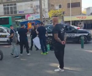 נאור נרקיס עם הדוכן בהרצל צילום: רחובות ניוז