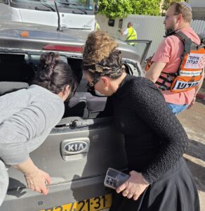 השרה עידית סילמן מסייעת לשכנה צילום: רחובות ניוז