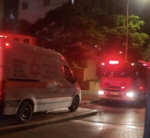 כוחות הצלה וכיבוי בשכונת רחובות ההולנדית. צילום: רחובות ניוז