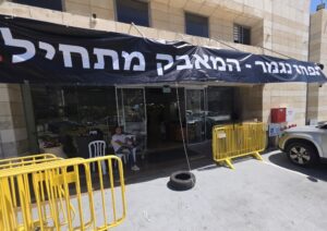 רמי מדהלה בכניסה לעירייה צילום: רחובות ניוז