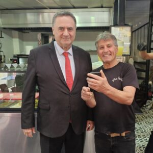 ישראל כץ עם זאב אפרים בשוק העירוני בילו