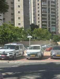 כוחות משטרה בזירה בשכונת כפר גבירול צילום: רחובות ניוז