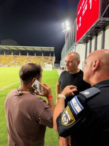 ראש העיר רחובות מתן דיל עם מפקד האירוע מטעם המשטרה צילום: עיריית רחובות