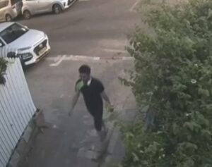 השכן המדובר נכנס לאחד החצרות ללא רשות