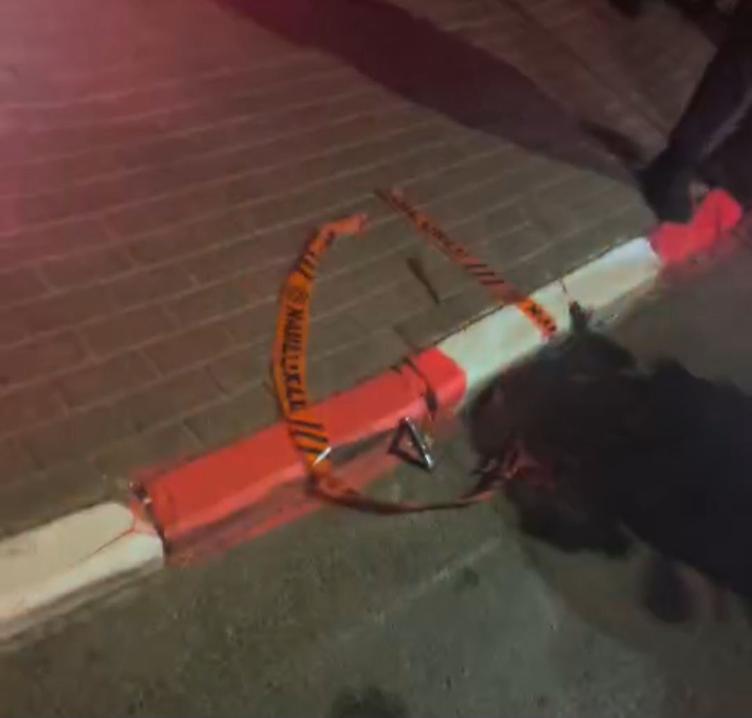 סכין בזירת הדקירה צילום: רחובות ניוז