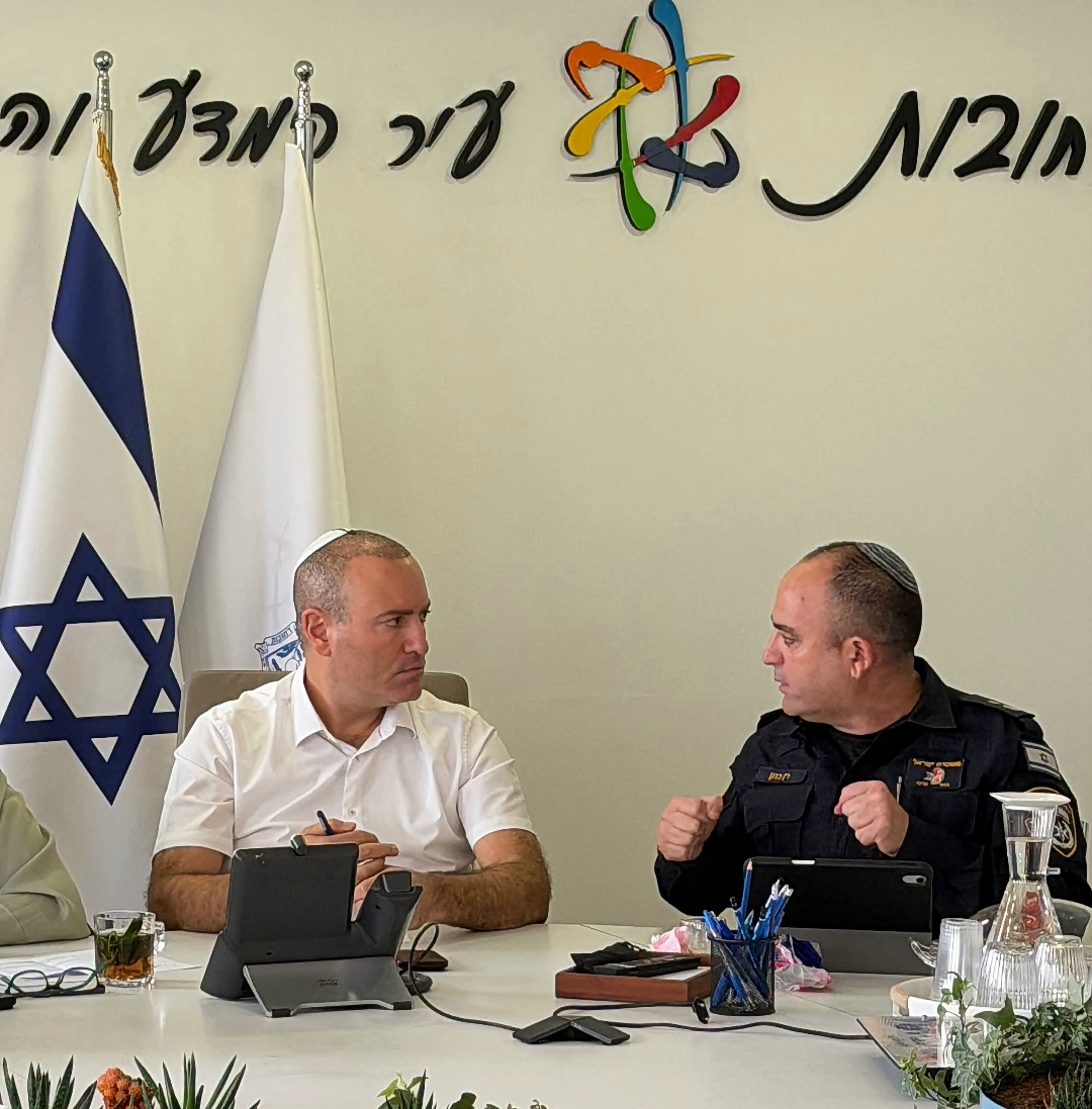 ראש העיר רחובות מתן דיל ומפקד תחנת משטרת רחובות סנ"צ רן כהן